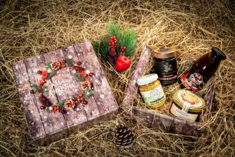 Weihnachtsgeschenkbox mit regioanlen Produkten